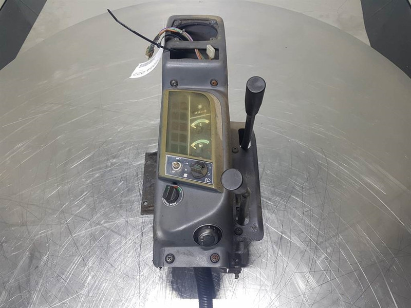 Komatsu PW 75/95 (FAI) - Dashboard/Console/Konsole - Hytt och interiör för Byggmaskiner: bild 3 Komatsu PW 75/95 (FAI) - Dashboard/Console/Konsole - Hytt och interiör för Byggmaskiner: bild 3