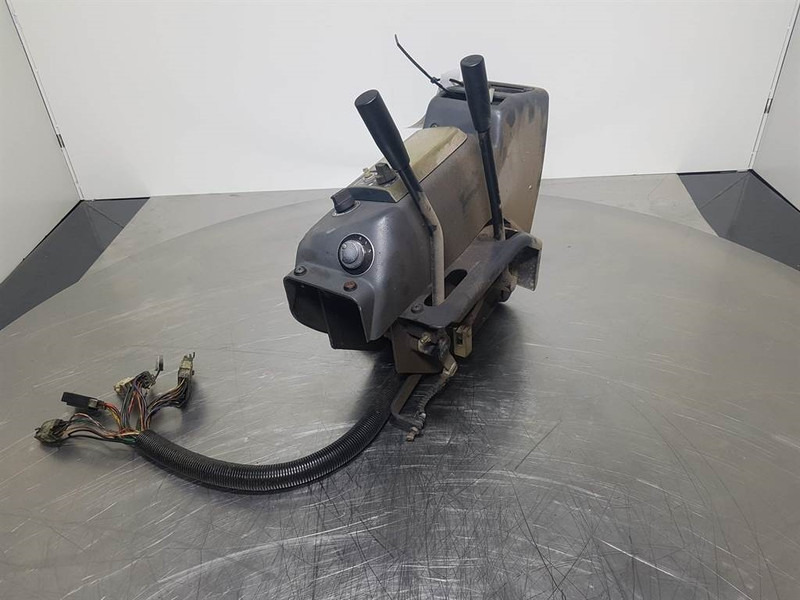 Komatsu PW 75/95 (FAI) - Dashboard/Console/Konsole - Hytt och interiör för Byggmaskiner: bild 2 Komatsu PW 75/95 (FAI) - Dashboard/Console/Konsole - Hytt och interiör för Byggmaskiner: bild 2