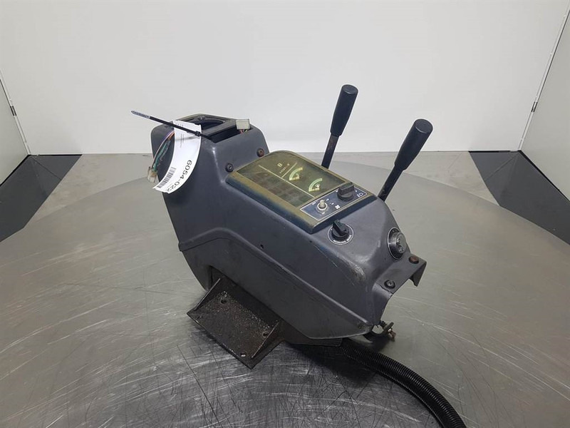 Komatsu PW 75/95 (FAI) - Dashboard/Console/Konsole - Hytt och interiör för Byggmaskiner: bild 1 Komatsu PW 75/95 (FAI) - Dashboard/Console/Konsole - Hytt och interiör för Byggmaskiner: bild 1