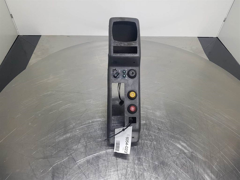 Komatsu PW 75/95 (FAI) - Dashboard/Console/Konsole - Hytt och interiör för Byggmaskiner: bild 2 Komatsu PW 75/95 (FAI) - Dashboard/Console/Konsole - Hytt och interiör för Byggmaskiner: bild 2