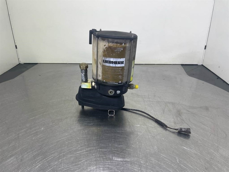 Liebherr A934C-10228443-Lubricating pump/Vetsmeerpomp - Ram/ Chassi för Byggmaskiner: bild 1 Liebherr A934C-10228443-Lubricating pump/Vetsmeerpomp - Ram/ Chassi för Byggmaskiner: bild 1