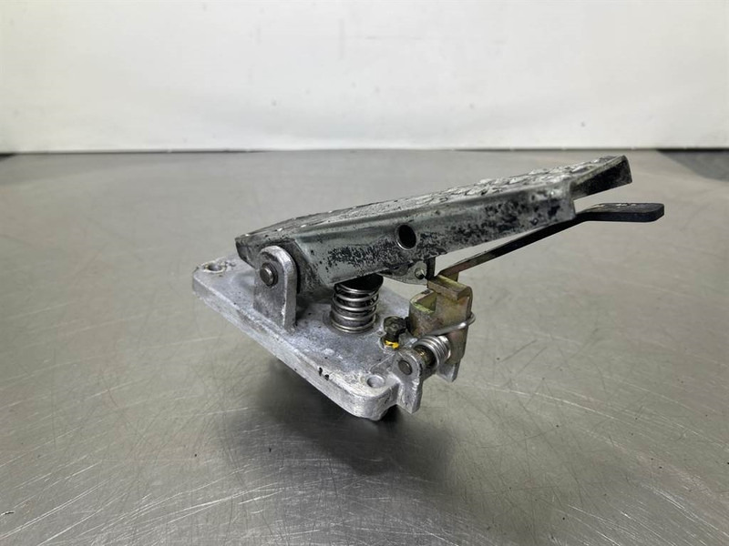 Terex TW150-6041506-Brake pedal/Bremspedal/Rempedaal - Hytt och interiör för Byggmaskiner: bild 4 Terex TW150-6041506-Brake pedal/Bremspedal/Rempedaal - Hytt och interiör för Byggmaskiner: bild 4