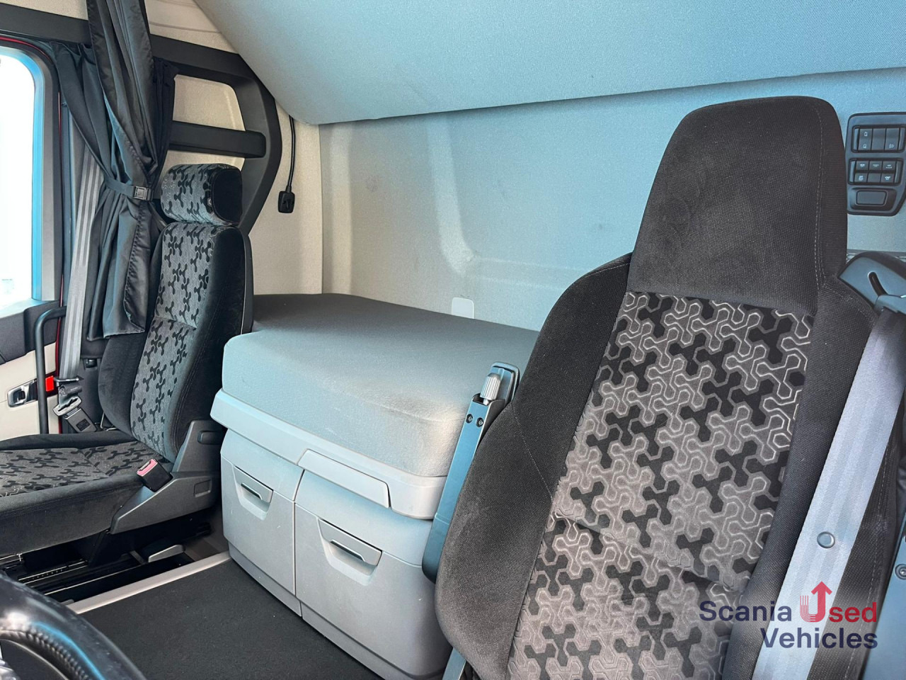 SCANIA R 410 A4x2NA RETARDER NAVI - Dragbil: bild 4 SCANIA R 410 A4x2NA RETARDER NAVI - Dragbil: bild 4