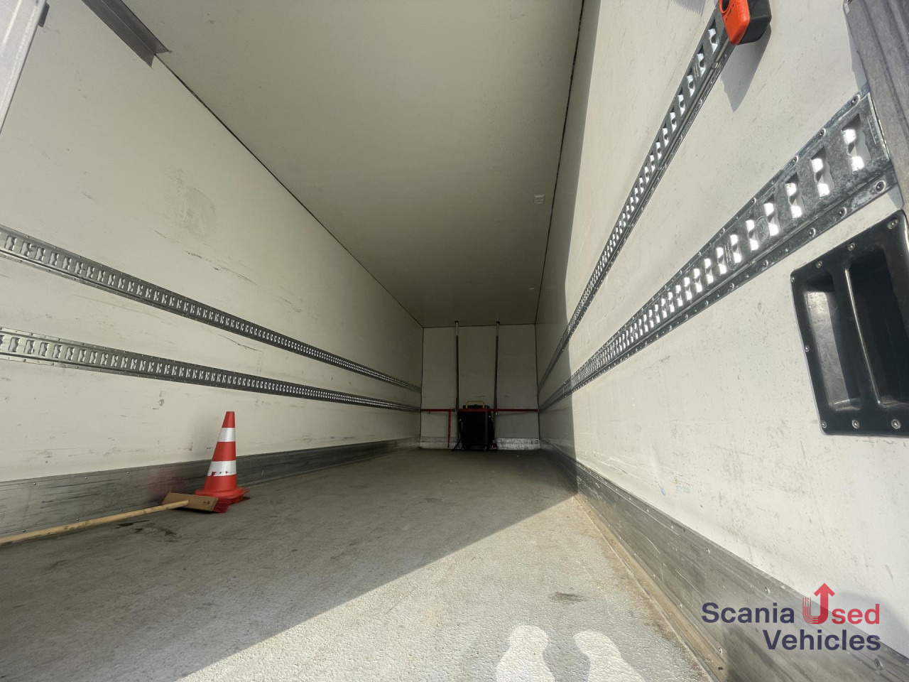 SCANIA 25P BEV B4x2NA ELECTRIC TAIL LIFT 2.5T 760X250X264 - Lastbil med skåp, Ellastbil: bild 2 SCANIA 25P BEV B4x2NA ELECTRIC TAIL LIFT 2.5T 760X250X264 - Lastbil med skåp, Ellastbil: bild 2