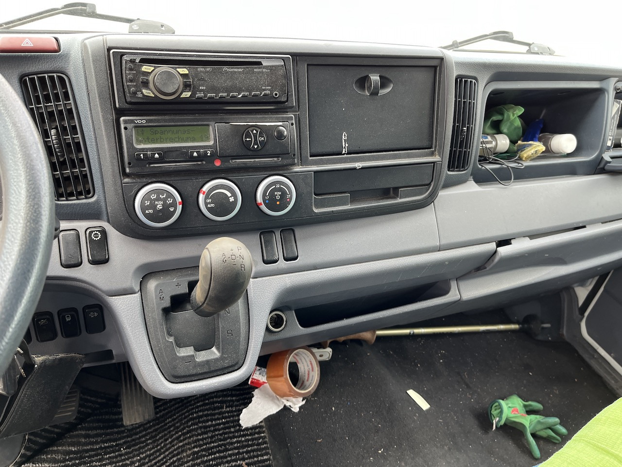 FUSO Canter 7C18 4x2 Ladebordwand Getriebeschaden - Transportbil med kapell: bild 2 FUSO Canter 7C18 4x2 Ladebordwand Getriebeschaden - Transportbil med kapell: bild 2