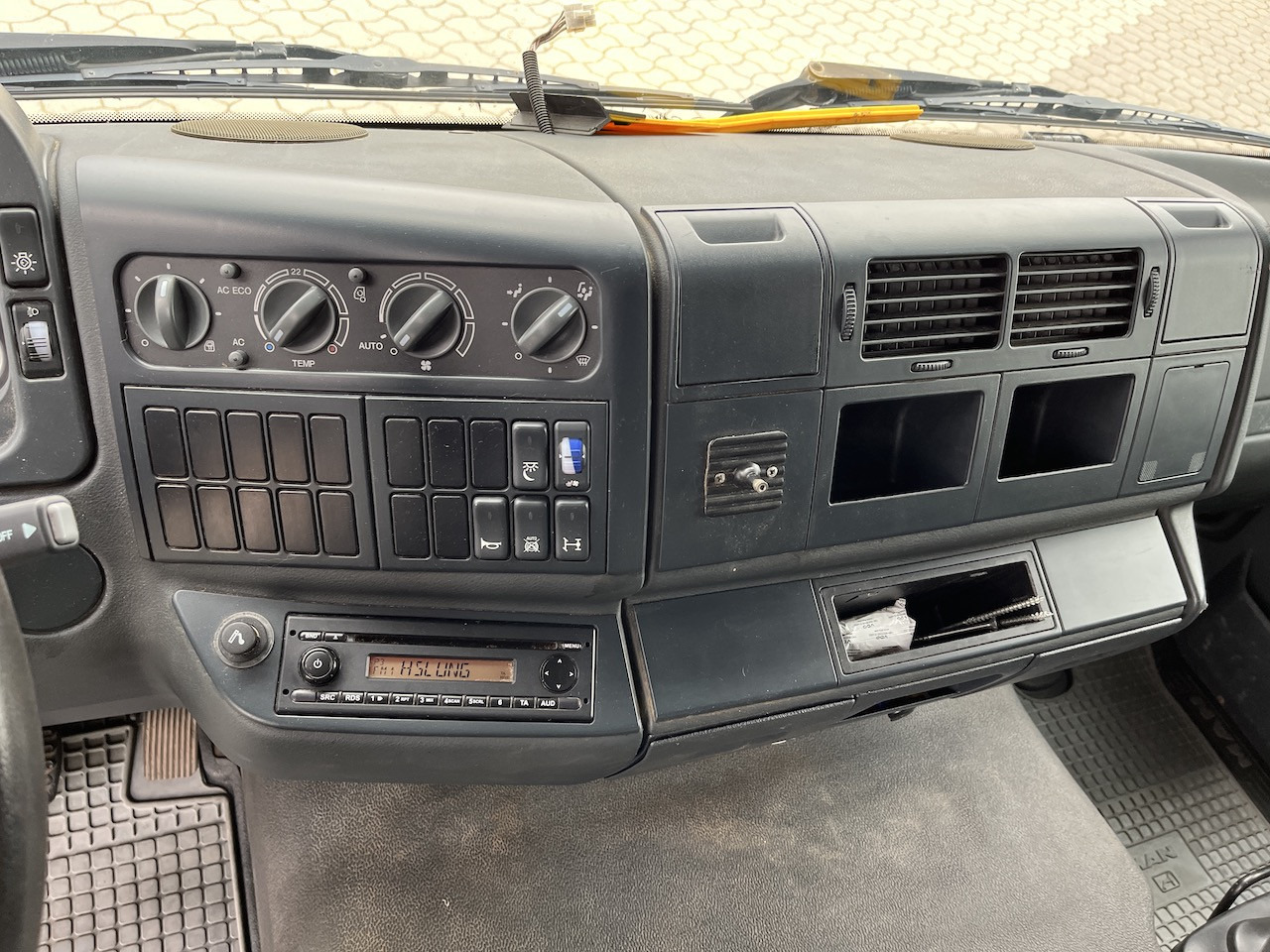 MAN TGL 8.220 4x2  Pritsche   AHK - Transportbil med flak: bild 2 MAN TGL 8.220 4x2  Pritsche   AHK - Transportbil med flak: bild 2