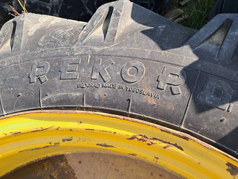 Record 12.4-36 - Däck och fälgar för Byggmaskiner: bild 3 Record 12.4-36 - Däck och fälgar för Byggmaskiner: bild 3