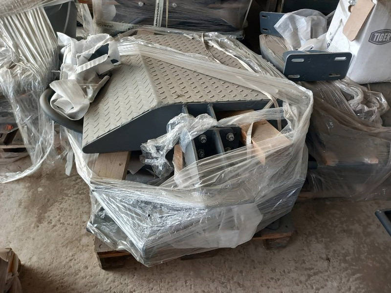 Komatsu PW158-11 MUDGUARDS - Tillbehör för Byggmaskiner: bild 2 Komatsu PW158-11 MUDGUARDS - Tillbehör för Byggmaskiner: bild 2