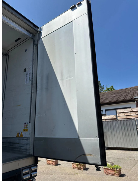 Kyl/ Frys semitrailer Schmitz Cargobull 3 x T-Kühl SLX*Spectrum*Bi-Temp*Doppelst.*LENK*LBW*blumenbreit*PHARMA: bild 17 Kyl/ Frys semitrailer Schmitz Cargobull 3 x T-Kühl SLX*Spectrum*Bi-Temp*Doppelst.*LENK*LBW*blumenbreit*PHARMA: bild 17