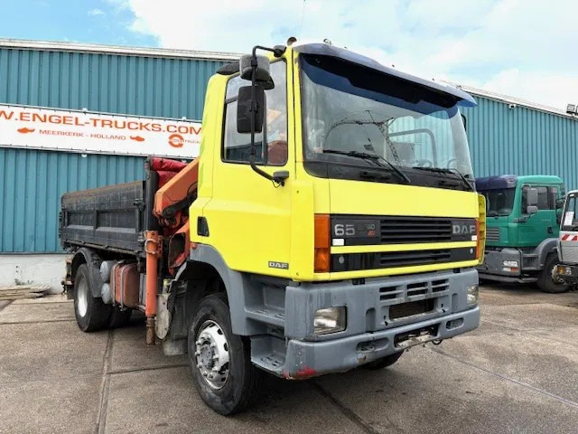 DAF 65 -180ATI 4x4 FULL STEEL 3-WAY KIPPER AND PALFINGER CRANE (EURO 2 / MANUAL GEARBOX / FULL STEEL SUSPENSION / ETC.) - Tippbil lastbil, Kranbil: bild 2 DAF 65 -180ATI 4x4 FULL STEEL 3-WAY KIPPER AND PALFINGER CRANE (EURO 2 / MANUAL GEARBOX / FULL STEEL SUSPENSION / ETC.) - Tippbil lastbil, Kranbil: bild 2