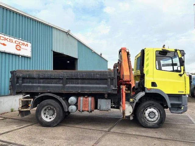 DAF 65 -180ATI 4x4 FULL STEEL 3-WAY KIPPER AND PALFINGER CRANE (EURO 2 / MANUAL GEARBOX / FULL STEEL SUSPENSION / ETC.) - Tippbil lastbil, Kranbil: bild 4 DAF 65 -180ATI 4x4 FULL STEEL 3-WAY KIPPER AND PALFINGER CRANE (EURO 2 / MANUAL GEARBOX / FULL STEEL SUSPENSION / ETC.) - Tippbil lastbil, Kranbil: bild 4
