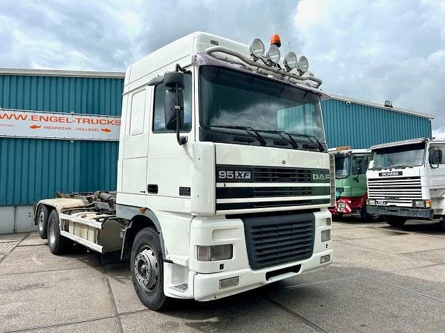 DAF 95.480 XF SPACECAB 6x2 WITH HOOK-ARM SYSTEM (EURO 3 / ZF16 MANUAL GEARBOX / ZF-INTARDER / STEEL-/AIR SUSPENSION / AIRCONDITIONIN - Lastväxlare lastbil: bild 2 DAF 95.480 XF SPACECAB 6x2 WITH HOOK-ARM SYSTEM (EURO 3 / ZF16 MANUAL GEARBOX / ZF-INTARDER / STEEL-/AIR SUSPENSION / AIRCONDITIONIN - Lastväxlare lastbil: bild 2