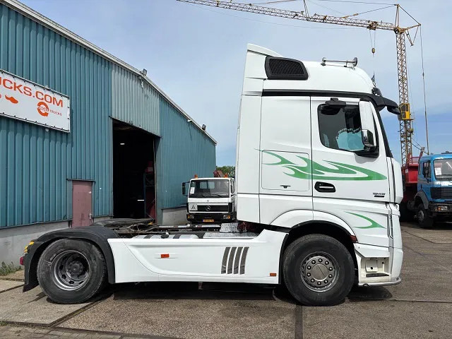 Mercedes-Benz Actros 1845 LS BIGSPACE (RETARDER / EURO 5 / TELLIGENT GEARBOX / FULL SPOILERSET / 2x DIESELTANK / AIRCONDITIONING) - Dragbil: bild 4 Mercedes-Benz Actros 1845 LS BIGSPACE (RETARDER / EURO 5 / TELLIGENT GEARBOX / FULL SPOILERSET / 2x DIESELTANK / AIRCONDITIONING) - Dragbil: bild 4
