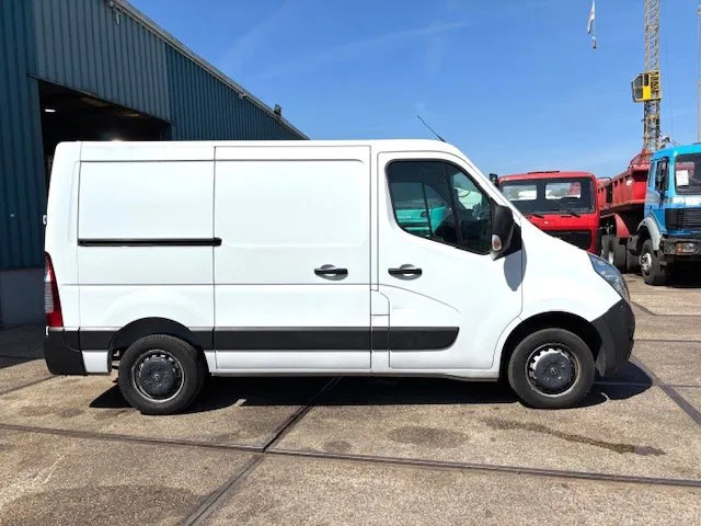 Opel Movano T3300 2.4CDTI L1H1 (EURO 6 / 6 GEARS MANUAL GEARBOX / AIRCONDITIONING / APPLE CARPLAY / REAR VIEW CAMERA / ETC) - Små skåpbil: bild 4 Opel Movano T3300 2.4CDTI L1H1 (EURO 6 / 6 GEARS MANUAL GEARBOX / AIRCONDITIONING / APPLE CARPLAY / REAR VIEW CAMERA / ETC) - Små skåpbil: bild 4