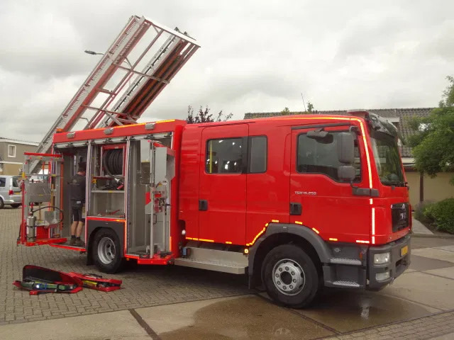 MAN TGM 15.250 FIRE TRUCK,2000 LITER TANK, FOAM TANK, AIRCO,WITH EQUIPMENT - Släck/ Räddningsvagn: bild 5 MAN TGM 15.250 FIRE TRUCK,2000 LITER TANK, FOAM TANK, AIRCO,WITH EQUIPMENT - Släck/ Räddningsvagn: bild 5