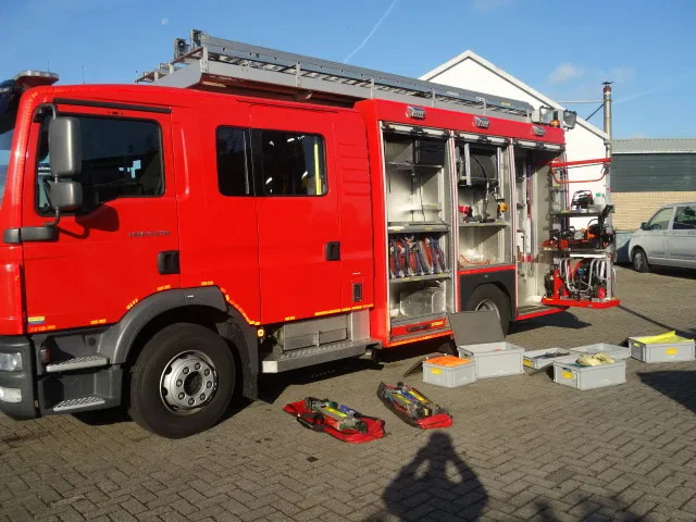 MAN TGM 15.250 FIRE TRUCK,2000 LITER TANK, FOAM TANK, AIRCO,WITH EQUIPMENT - Släck/ Räddningsvagn: bild 2 MAN TGM 15.250 FIRE TRUCK,2000 LITER TANK, FOAM TANK, AIRCO,WITH EQUIPMENT - Släck/ Räddningsvagn: bild 2