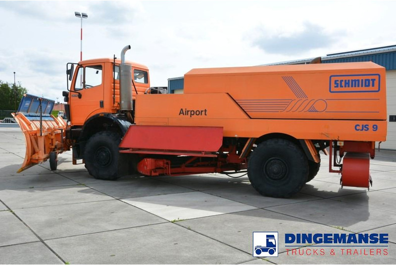 Mercedes-Benz SK 2031 4x4x4 Schmidt CJS9 airport sweeper snow plough - Plogbil: bild 2 Mercedes-Benz SK 2031 4x4x4 Schmidt CJS9 airport sweeper snow plough - Plogbil: bild 2