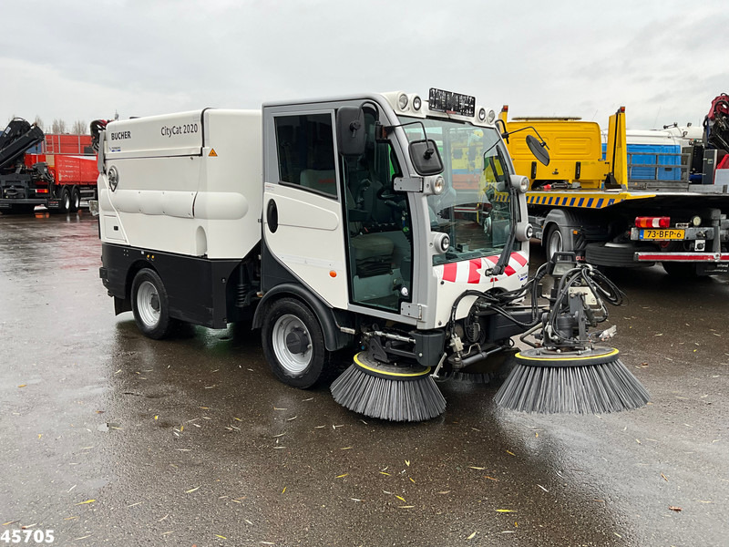 Bucher Citycat 2020 with 3-rd brush - Sopmaskin: bild 4 Bucher Citycat 2020 with 3-rd brush - Sopmaskin: bild 4