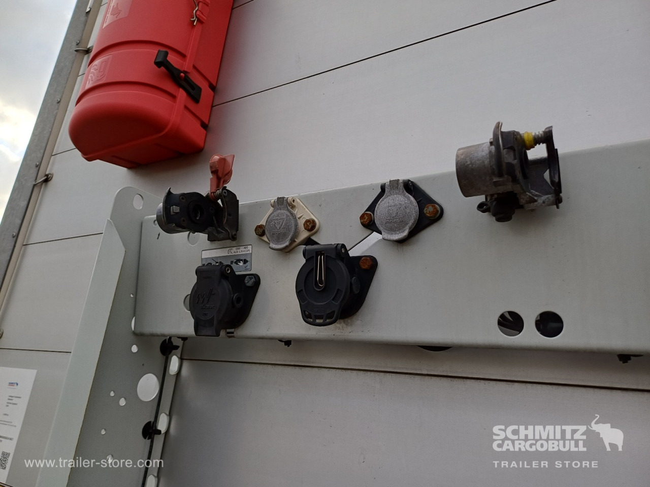 SCHMITZ Auflieger Curtainsider Standard - Kapelltrailer: bild 2 SCHMITZ Auflieger Curtainsider Standard - Kapelltrailer: bild 2