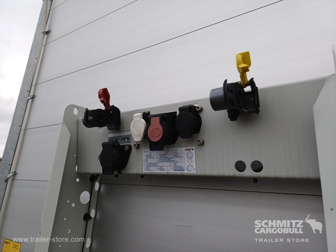 SCHMITZ Auflieger Curtainsider Standard - Kapelltrailer: bild 2 SCHMITZ Auflieger Curtainsider Standard - Kapelltrailer: bild 2