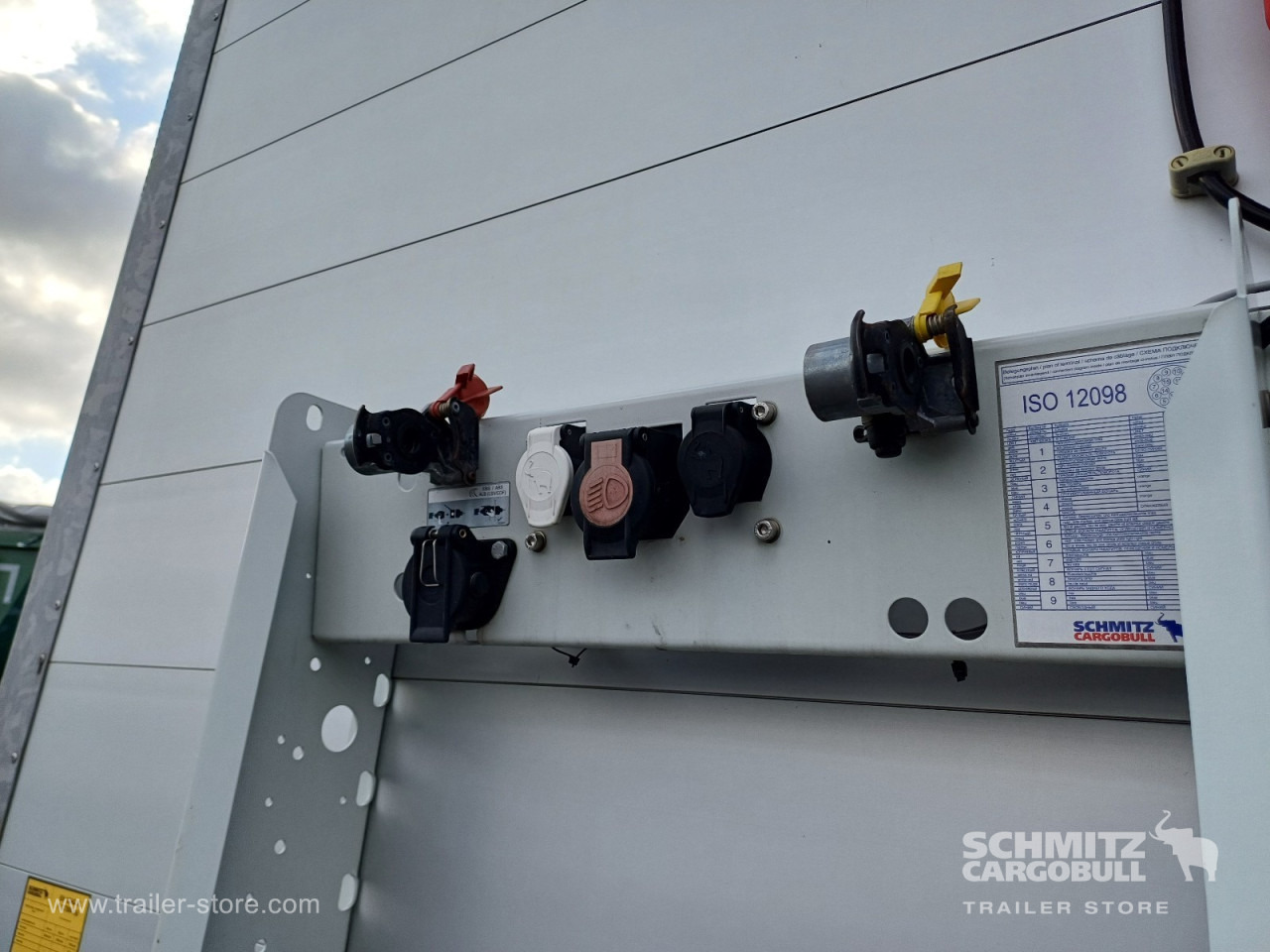 SCHMITZ Auflieger Curtainsider Standard - Kapelltrailer: bild 2 SCHMITZ Auflieger Curtainsider Standard - Kapelltrailer: bild 2
