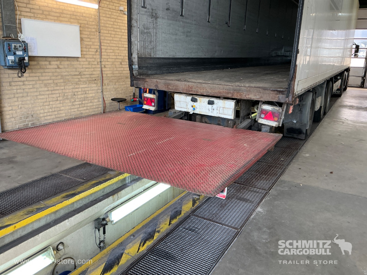 KRONE Dryfreight Standard Taillift - Skåp semitrailer: bild 3 KRONE Dryfreight Standard Taillift - Skåp semitrailer: bild 3