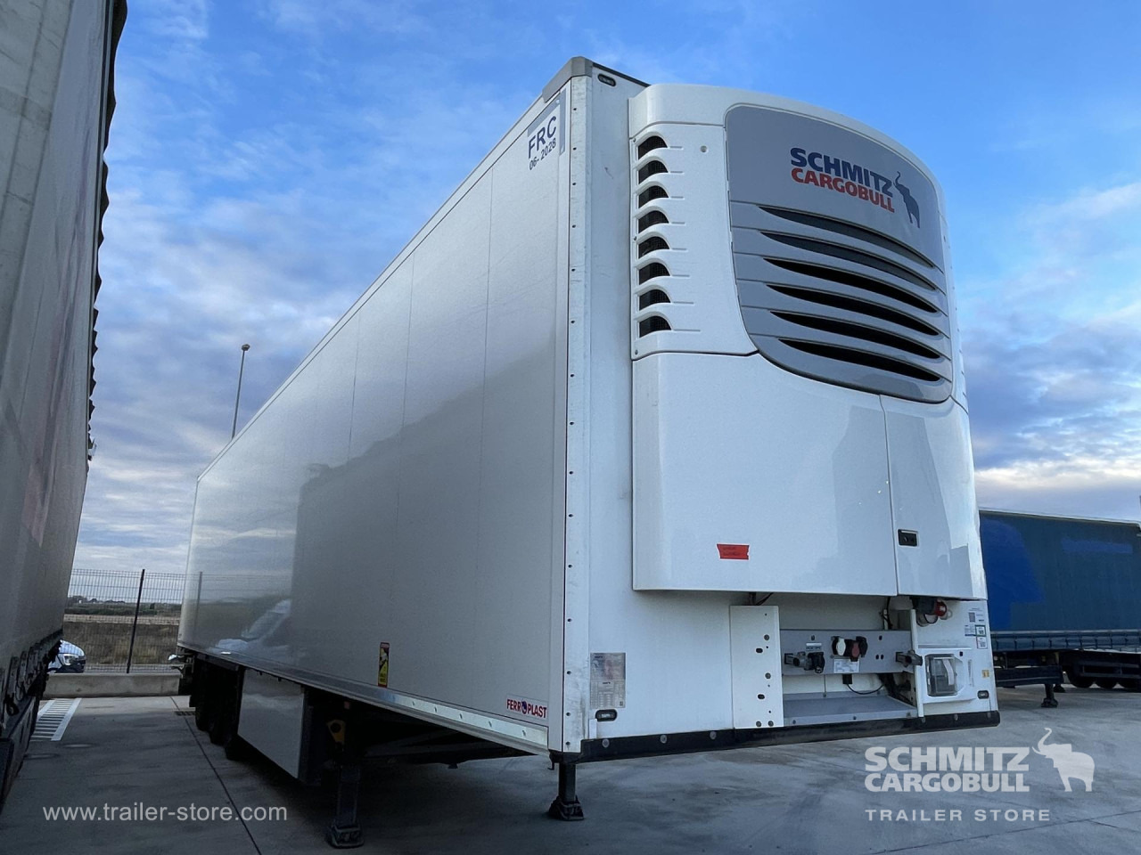 SCHMITZ Semiremolque Frigo Standard - Isotermiska semitrailer: bild 1 SCHMITZ Semiremolque Frigo Standard - Isotermiska semitrailer: bild 1