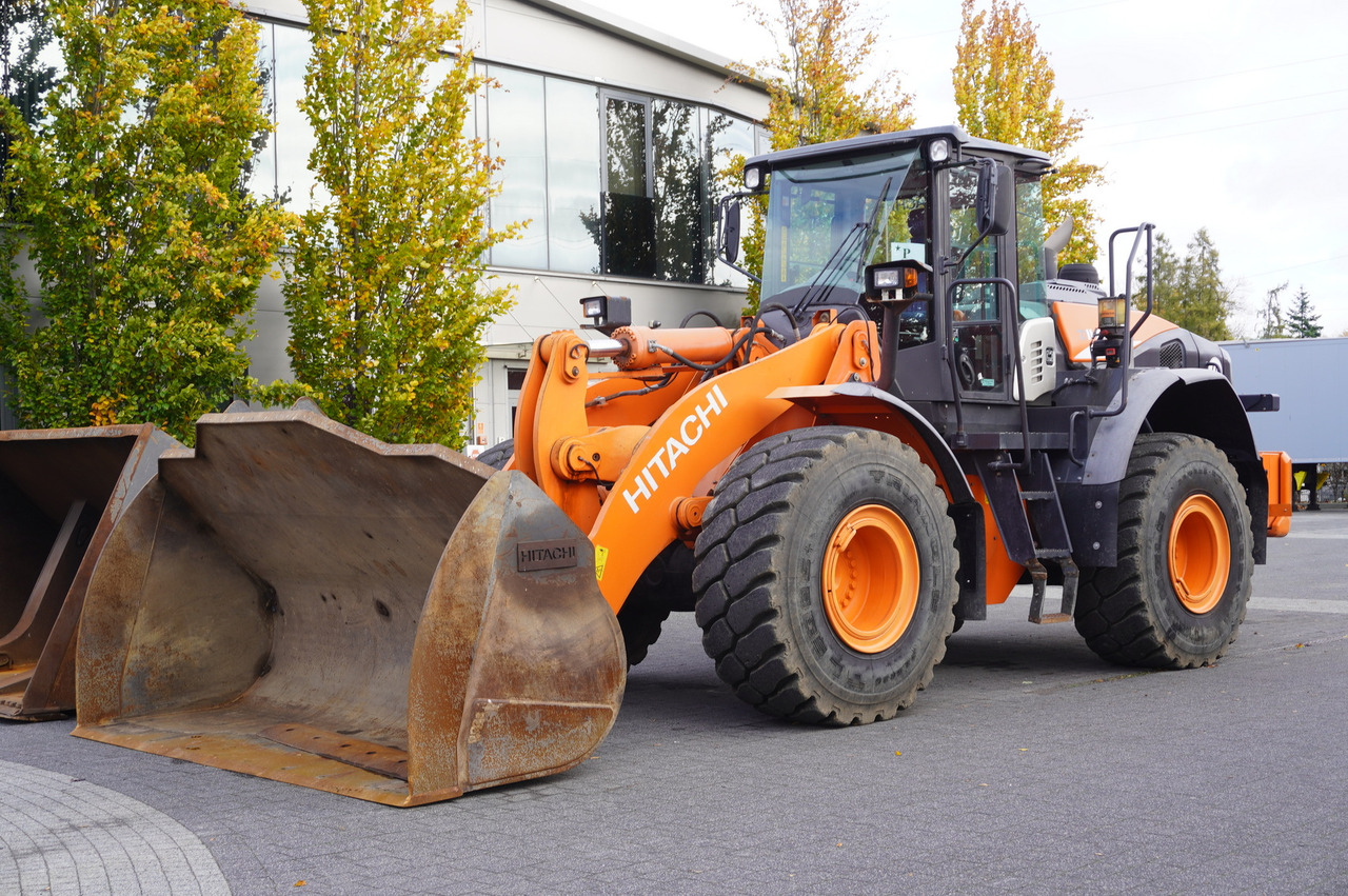 HITACHI ZW220 articulated loader / 2 buckets - Hjullastare: bild 2 HITACHI ZW220 articulated loader / 2 buckets - Hjullastare: bild 2