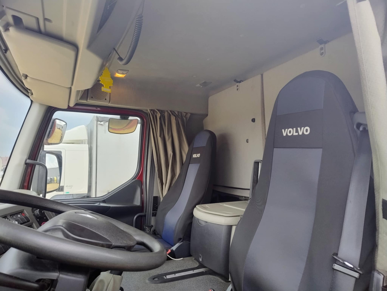 RENAULT Midlum 300 / Curtain 18 EPAL / Sleeping cab - Kapellbil: bild 4 RENAULT Midlum 300 / Curtain 18 EPAL / Sleeping cab - Kapellbil: bild 4