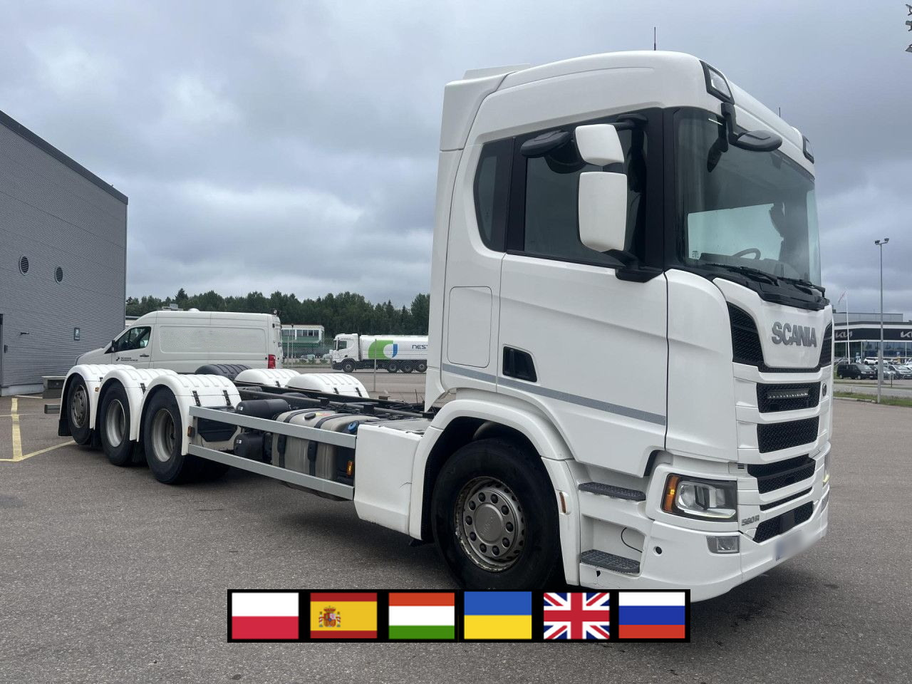 SCANIA R560 B8x4*4 / Chassis / sleeper cab / Power take-off - Chassi lastbil: bild 1 SCANIA R560 B8x4*4 / Chassis / sleeper cab / Power take-off - Chassi lastbil: bild 1