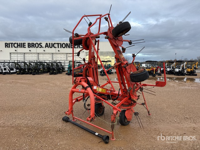 2010 Kuhn GF5902 5.9 m 3-Point 6 Rotor Faneuse Hay Tedder - Hövändare: bild 2 2010 Kuhn GF5902 5.9 m 3-Point 6 Rotor Faneuse Hay Tedder - Hövändare: bild 2