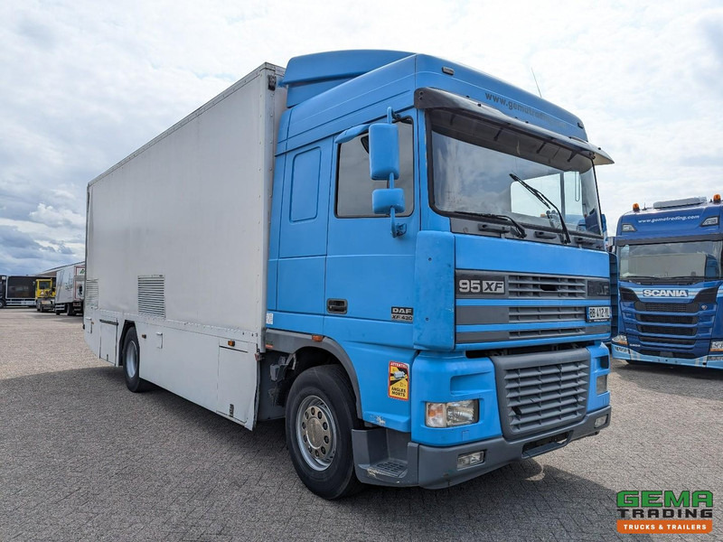 DAF XF95.430 4x2 Spacecab Euro2 - Retarder - Geslotenbak 7.7m - Handgeschakeld - Vangmuil - Lastbil med skåp: bild 2 DAF XF95.430 4x2 Spacecab Euro2 - Retarder - Geslotenbak 7.7m - Handgeschakeld - Vangmuil - Lastbil med skåp: bild 2