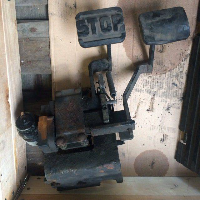 Brake & Accelerator for Linde R14-20, BR 115-02/115-C-02 - Pedal för Materialhanteringsutrustning: bild 1 Brake & Accelerator for Linde R14-20, BR 115-02/115-C-02 - Pedal för Materialhanteringsutrustning: bild 1