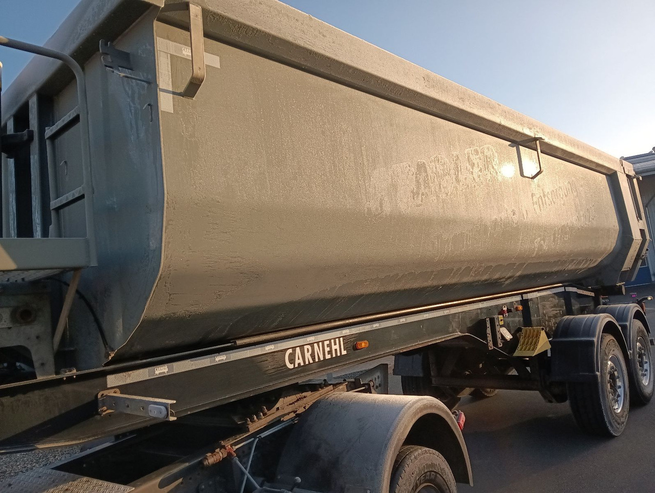 Carnehl CHKS 26m3 5,98t ALCOA Hydr.Klappe HARDOX SAF TÜV - Tippbil semitrailer: bild 2 Carnehl CHKS 26m3 5,98t ALCOA Hydr.Klappe HARDOX SAF TÜV - Tippbil semitrailer: bild 2