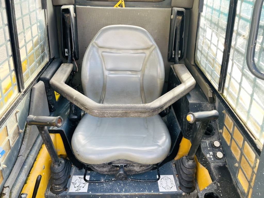 Gehl SL4240 (4090) - Kompaktlastare/ Slirstyrda lastare: bild 5 Gehl SL4240 (4090) - Kompaktlastare/ Slirstyrda lastare: bild 5