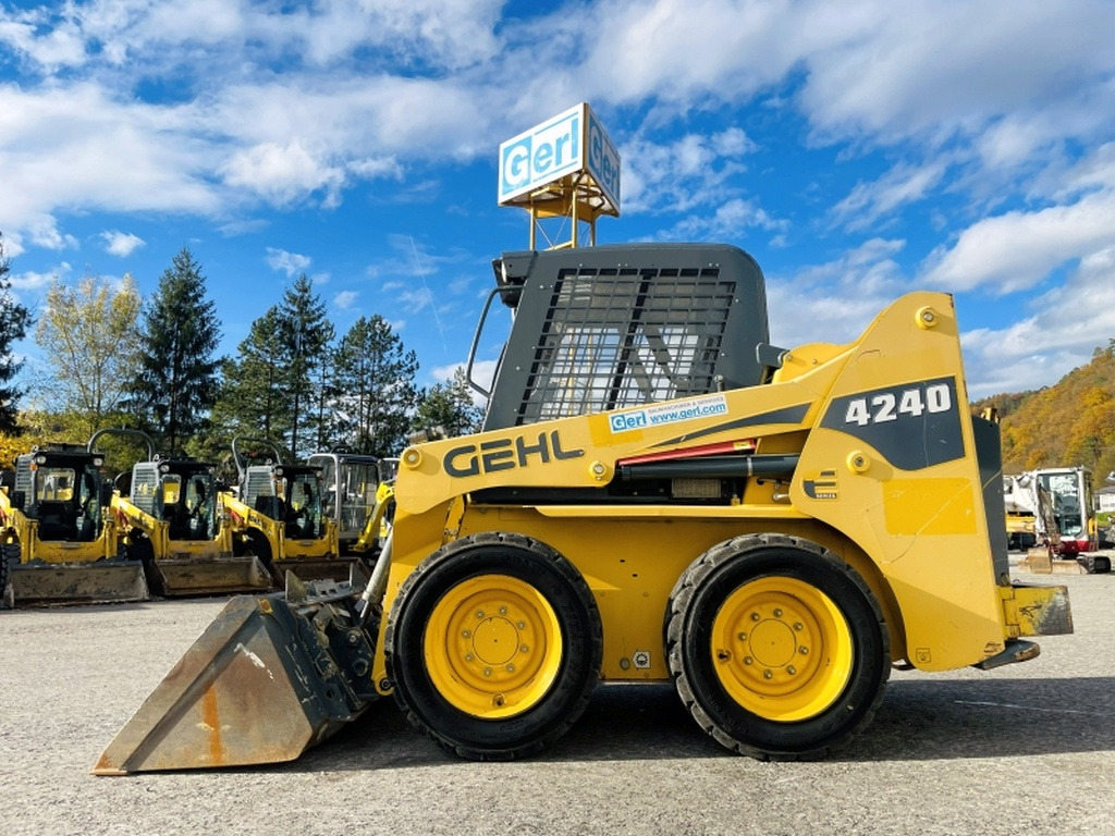 Gehl SL4240 (4090) - Kompaktlastare/ Slirstyrda lastare: bild 1 Gehl SL4240 (4090) - Kompaktlastare/ Slirstyrda lastare: bild 1