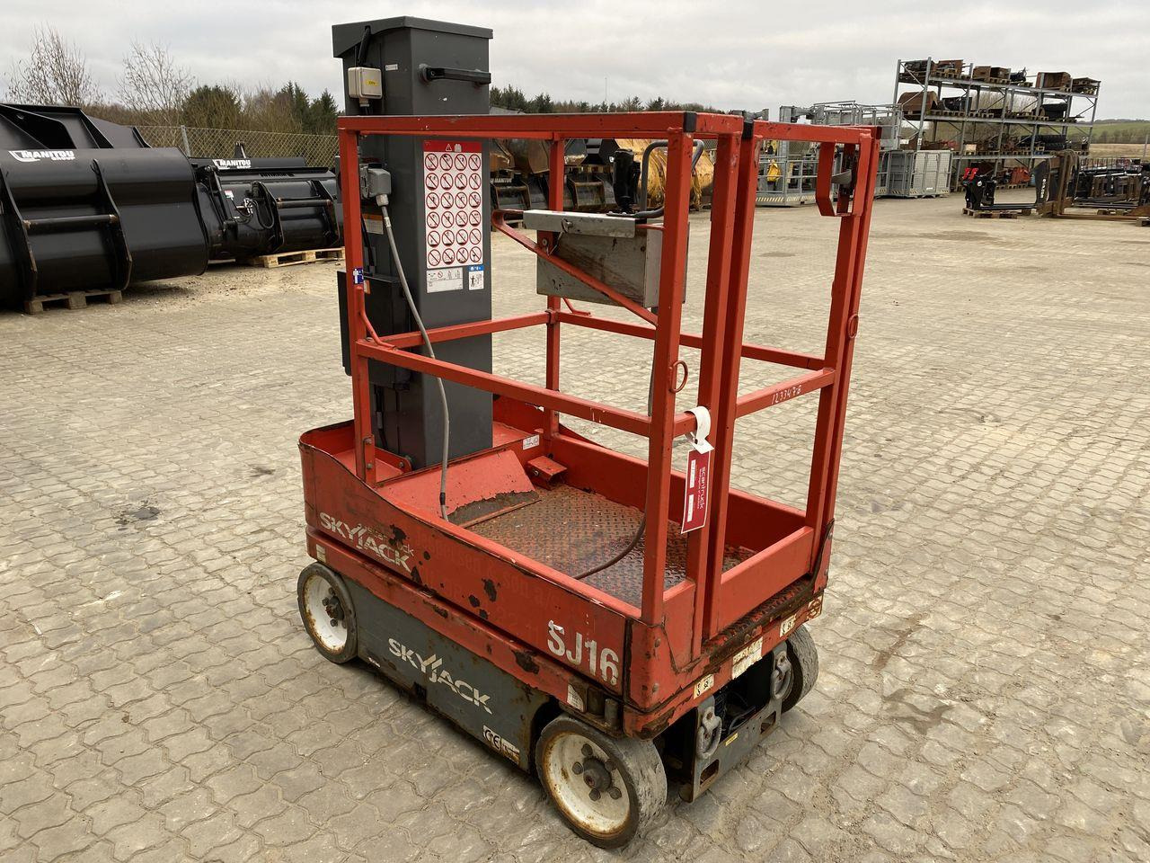 Skyjack SJ16 - Pelarlift: bild 5 Skyjack SJ16 - Pelarlift: bild 5