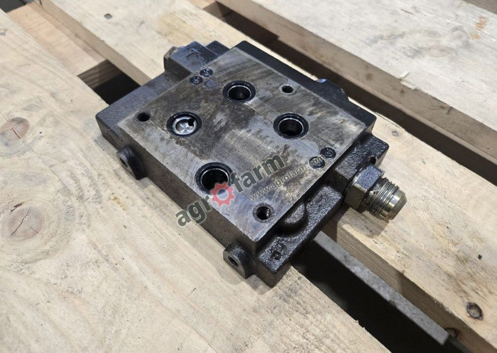 Pokrywa końcowa Valtra T171, T181, T191, T170 - Hydraulik: bild 1 Pokrywa końcowa Valtra T171, T181, T191, T170 - Hydraulik: bild 1