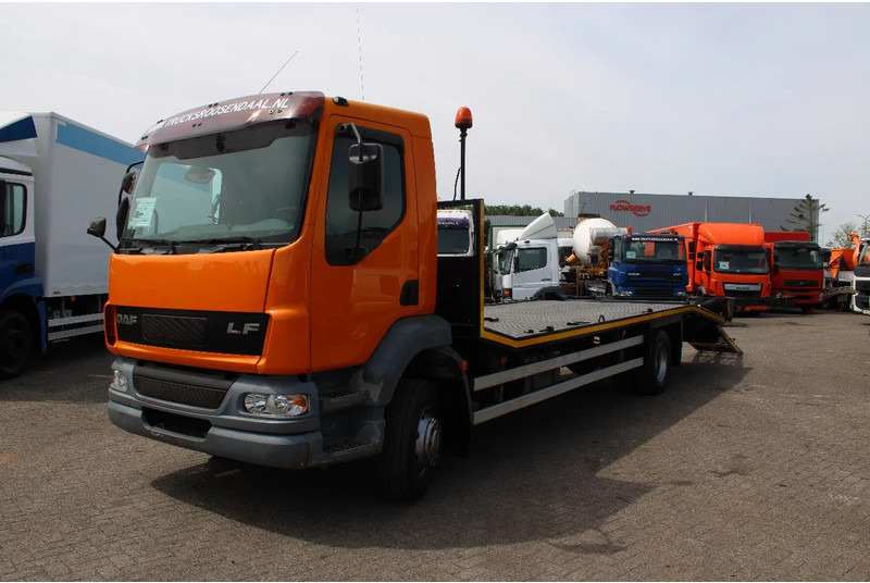 DAF LF 55.220 + HYDROLIC RAMPS + MANUAL - Biltransportbil lastbil: bild 2 DAF LF 55.220 + HYDROLIC RAMPS + MANUAL - Biltransportbil lastbil: bild 2