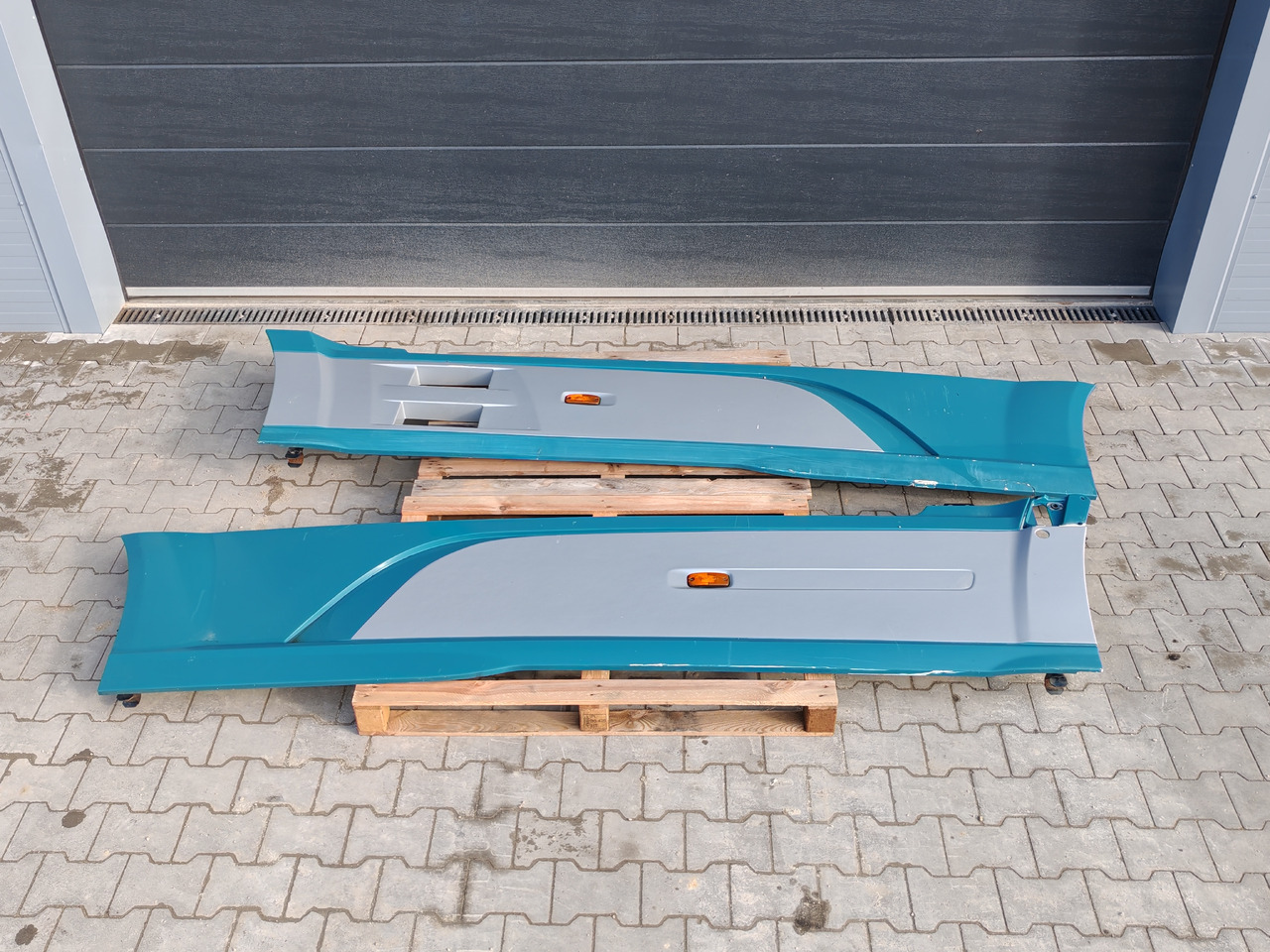 DAF XF106 EURO 6 / SIDE SPOILERS SET - Aerodynamik/ Spoiler: bild 2 DAF XF106 EURO 6 / SIDE SPOILERS SET - Aerodynamik/ Spoiler: bild 2