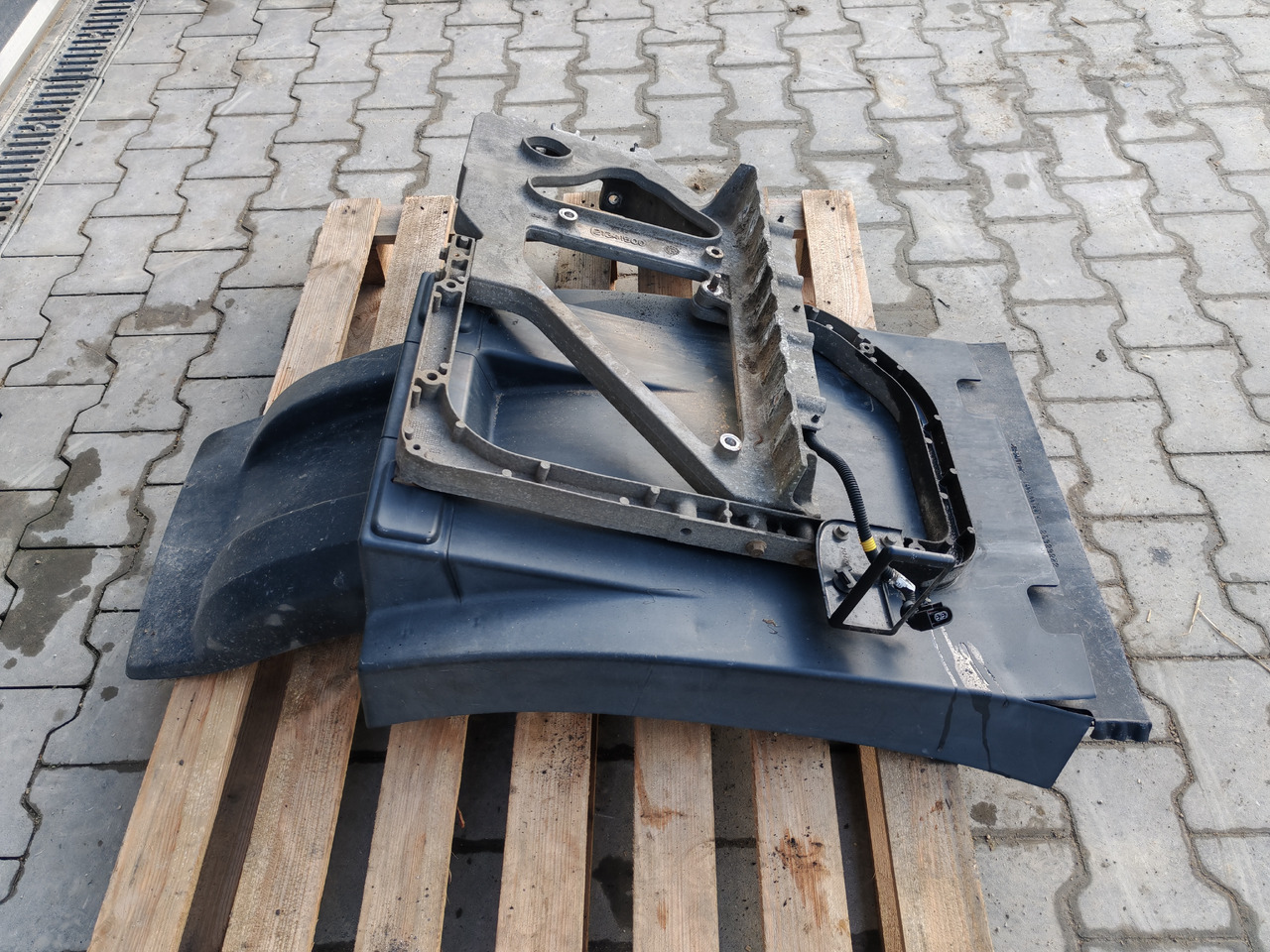 VOLVO FH FM FMX /FRONT AXLE LEFT MODGUARD / COMPLETE - Karosseri och exteriör: bild 4 VOLVO FH FM FMX /FRONT AXLE LEFT MODGUARD / COMPLETE - Karosseri och exteriör: bild 4