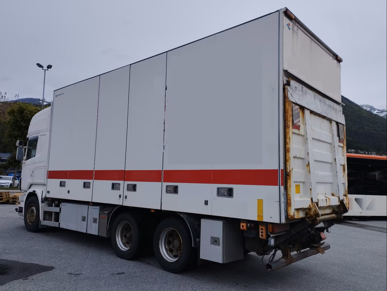 SCANIA R560 6x2,retarder - Lastbil med skåp: bild 3 SCANIA R560 6x2,retarder - Lastbil med skåp: bild 3