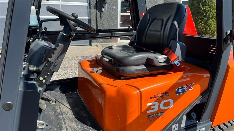 Doosan D30 G med kabine og KUN 57 TIMER FRA NY, MED TIME - Dieseltruck: bild 4 Doosan D30 G med kabine og KUN 57 TIMER FRA NY, MED TIME - Dieseltruck: bild 4