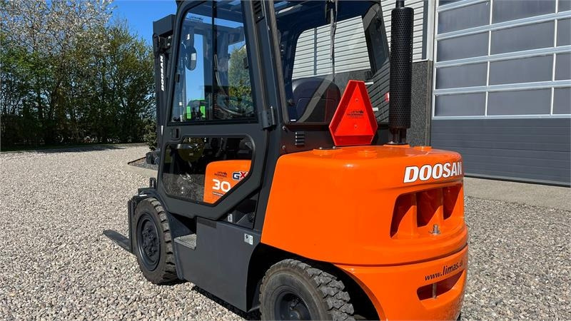 Doosan D30 G med kabine og KUN 57 TIMER FRA NY, MED TIME - Dieseltruck: bild 3 Doosan D30 G med kabine og KUN 57 TIMER FRA NY, MED TIME - Dieseltruck: bild 3