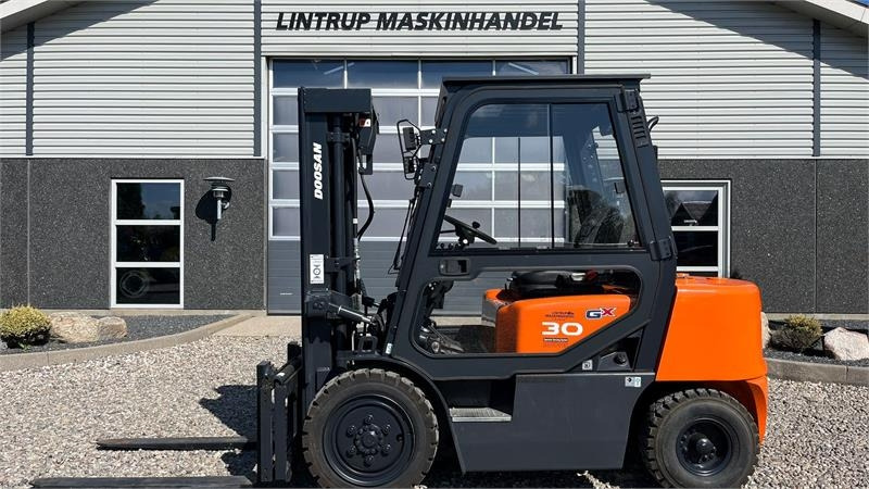 Doosan D30 G med kabine og KUN 57 TIMER FRA NY, MED TIME - Dieseltruck: bild 1 Doosan D30 G med kabine og KUN 57 TIMER FRA NY, MED TIME - Dieseltruck: bild 1