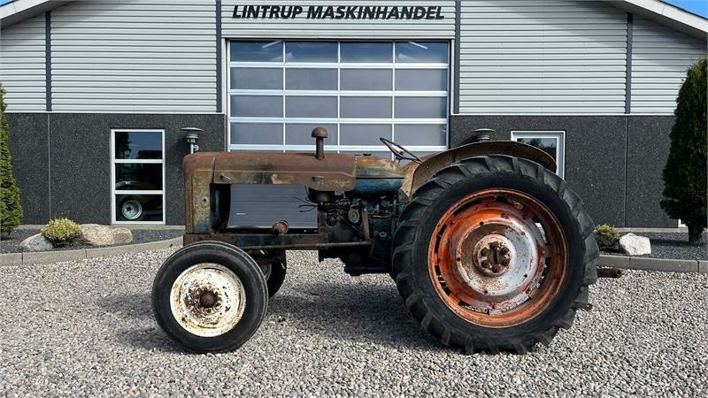 Fordson Major Motoren mangler, men mange god dele. - Traktor: bild 1 Fordson Major Motoren mangler, men mange god dele. - Traktor: bild 1