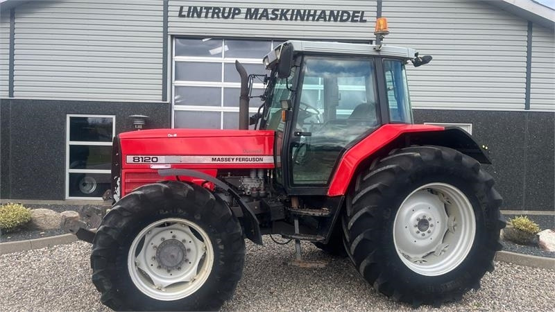 Massey Ferguson 8120 DYNA 4 Med frontlift  - Traktor: bild 1 Massey Ferguson 8120 DYNA 4 Med frontlift  - Traktor: bild 1