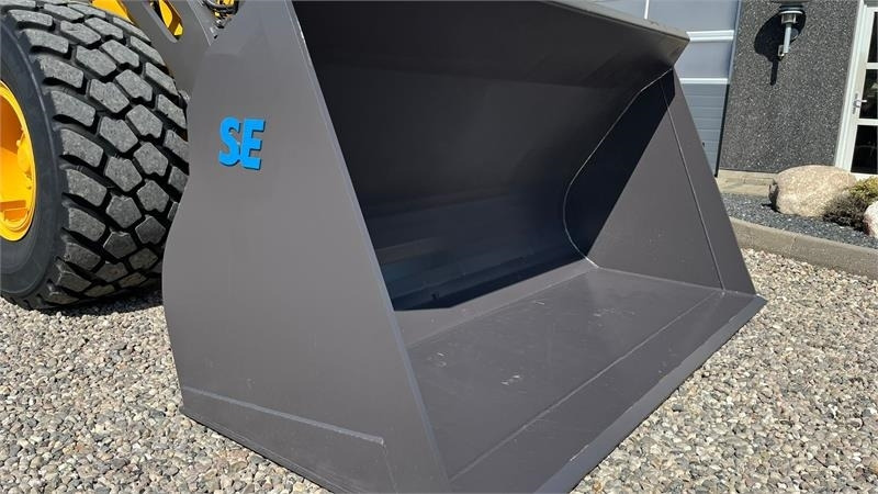 SE AB 2,9m3 skovl med Volvo beslag på. Den er 2.75 - Skopa för Byggmaskiner: bild 1 SE AB 2,9m3 skovl med Volvo beslag på. Den er 2.75 - Skopa för Byggmaskiner: bild 1