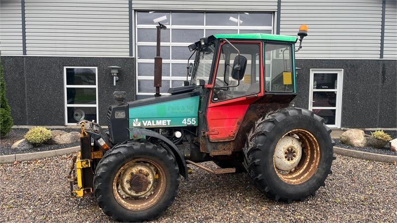 Valmet 455 Med en slags frontlift - Traktor: bild 1 Valmet 455 Med en slags frontlift - Traktor: bild 1