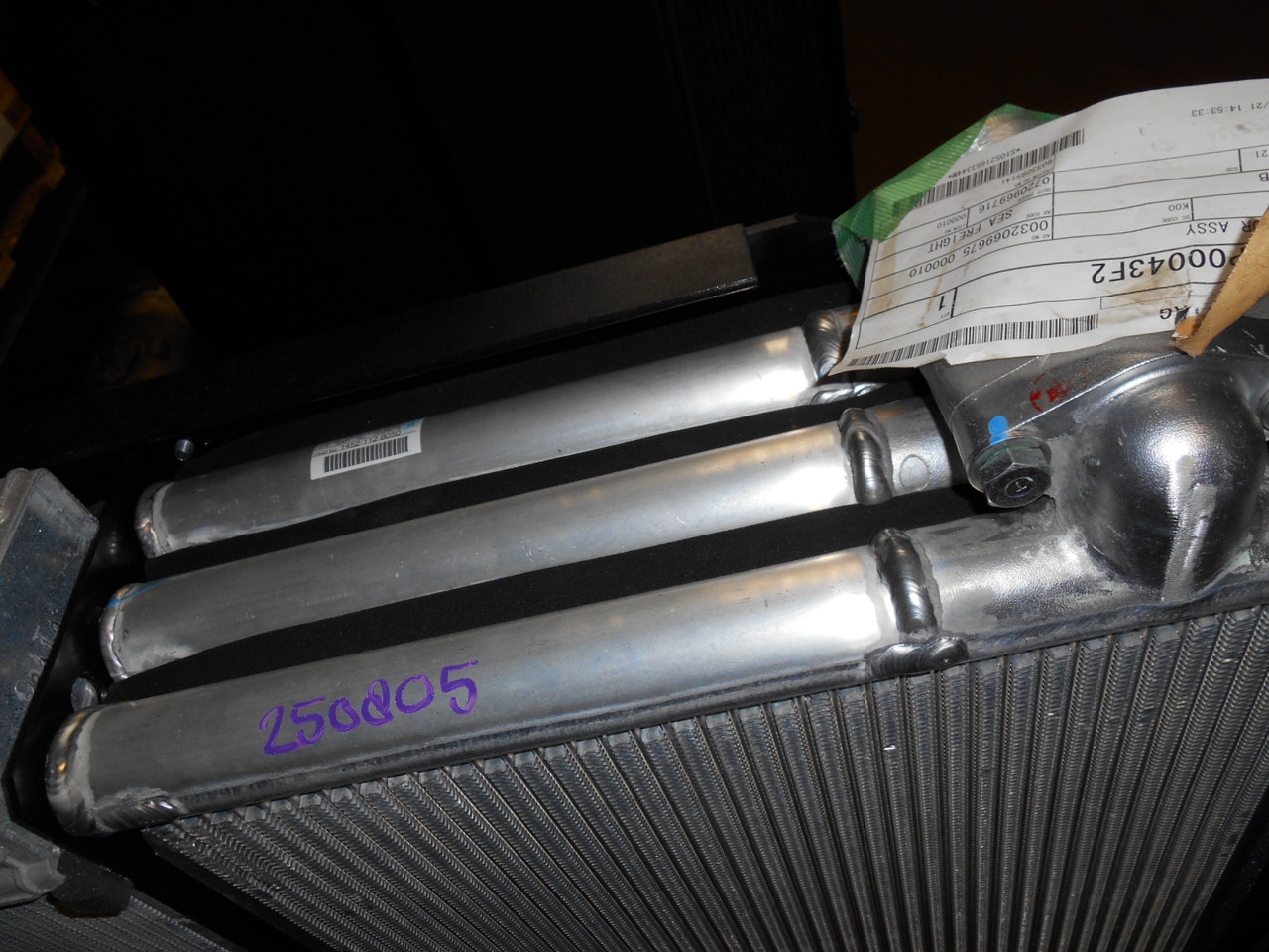 Kobelco LC05P00043F2 - LC05P00043S002 - Oljekylare för Byggmaskiner: bild 2 Kobelco LC05P00043F2 - LC05P00043S002 - Oljekylare för Byggmaskiner: bild 2